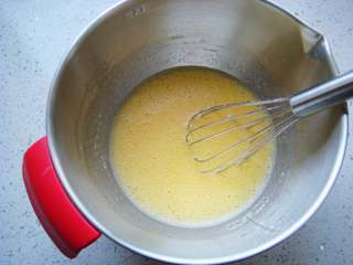 5、红枣戚风蛋糕杯,再次搅拌均匀。