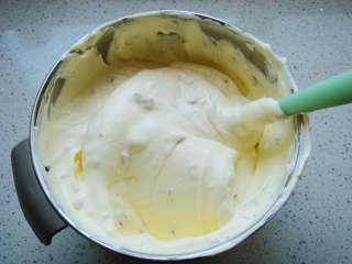 11、红枣戚风蛋糕杯,翻拌均匀后，装入裱花袋。