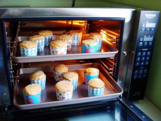 14、红枣戚风蛋糕杯,时间到，出炉啦~~~