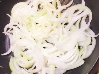 1、奶油蘑菇意大利面,热锅加入洋葱炒香，捞出备用.