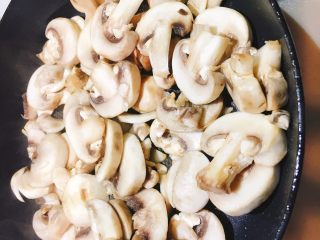 2、奶油蘑菇意大利面,到油.蘑菇炒软，收干汤汁. 