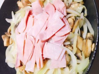 3、奶油蘑菇意大利面,加入洋葱，培根炒匀.