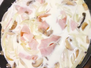 4、奶油蘑菇意大利面,倒入牛奶和奶油煮滚