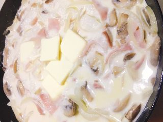 5、奶油蘑菇意大利面,加黄油，煮至汤汁稍为浓稠.