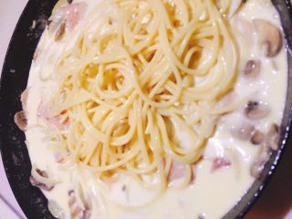 6、奶油蘑菇意大利面,加入提前煮好的意大利面，搅拌均匀.