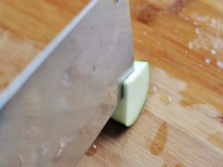 3、香煎茄盒,长茄子洗净切掉两头的尖,只用中间圆粗部分。用刀尖切入成厚片,第一刀不要切透茄子。