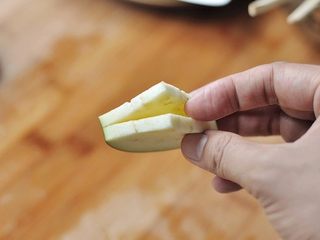 5、香煎茄盒,依次把茄子都切成茄子夹。