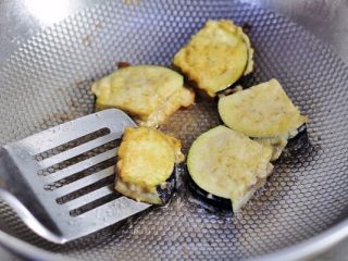 8、香煎茄盒,煎炸时等茄盒一面煎好再煎另一面,煎的过程中要始终小火,并轻轻翻动茄盒。等茄盒剪到两面金黄后,放在锅里使茄盒熟透。