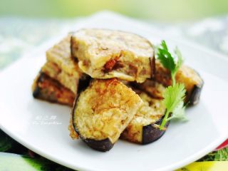 9、香煎茄盒,煎好的茄盒可直接浇上番茄汁食用,也可以把茄盒和其它蔬菜用少许汤汁煮了吃,再或者把茄盒加上其它蔬菜和味汁上锅蒸了吃。每一口都会给您以极大的满足