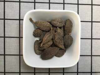 2、香料图解大公开,草果(学名:Amomum tsaoko)，是姜科豆蔻属植物，草果的果实，别名草果仁、草果子。 茎丛生，高可达3米，全株有辛香气，地下部分略似生姜。叶片长椭圆形或长圆形，长40-70厘米，穗状花序不分枝，长13-18厘米，花冠红色。蒴果密生，熟时红色，干后褐色，干燥果实呈椭圆形，具三钝棱，长2~4厘米，直径1~2.5厘米。不开裂，长椭圆形。种子多角形，有浓郁香味。花期4-6月，果期9-12月。 生长在热带、亚热带的荫蔽潮湿的林中地带，以中国云南、广西、贵州等地为主要分布地。人工栽培以云南为主。我国云南是草果的主要产地，至今已有200多年的历史。草果有特异香气，味辛、微苦，是一种调味香料，具有特殊浓郁的辛辣香味。其干燥的果实被用作中餐调味料和中草药。