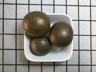 3、香料图解大公开,罗汉果，葫芦科多年生藤本植物的果实。[1]别名拉汗果、假苦瓜、光果木鳖、金不换、罗汉表、裸龟巴，被人们誉为“神仙果”，其叶心形，雌雄异株，夏季开花，秋天结果。主要产于广西壮族自治区桂林市永福县龙江乡、龙胜和百寿等镇，永福县和龙胜县是罗汉果之乡种植历史比较悠久，其中永福种植罗汉果已经有300多年历史，龙胜县种植罗汉果已经有200多年历史，中国百分之九十罗汉果产于永福县和龙胜县，罗汉果是桂林名贵的土特产，也是国家首批批准的药食两用材料之一，其主要功效是能止咳化痰。果实营养价值很高，含丰富的维生素C（每100克鲜果中含400毫克～500毫克）以及糖甙、果糖、葡萄糖、蛋白质、脂类等。