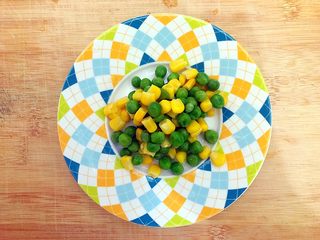 2、春之气息～五彩缤纷猫耳朵,青豆和玉米粒解冻，冲洗干净，沥干水分，备用