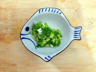 3、春之气息～五彩缤纷猫耳朵,小葱洗净，切圈，备用