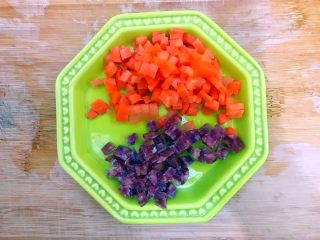 4、春之气息～五彩缤纷猫耳朵,胡萝卜去皮，洗净，如图所示，切成小丁，备用，腊肠稍微冲洗一下！如图所示，切成小丁，备用