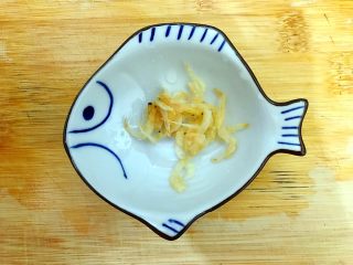 5、春之气息～五彩缤纷猫耳朵,淡虾皮稍微冲洗一下，沥干水分，备用