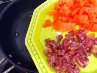 7、春之气息～五彩缤纷猫耳朵,放入胡萝卜和腊肠