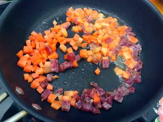 8、春之气息～五彩缤纷猫耳朵,煸炒至香味飘出，约摸两分钟左右