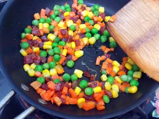 10、春之气息～五彩缤纷猫耳朵,继续翻炒一分钟左右