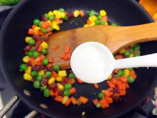 11、春之气息～五彩缤纷猫耳朵,加一小勺细盐，翻炒均匀