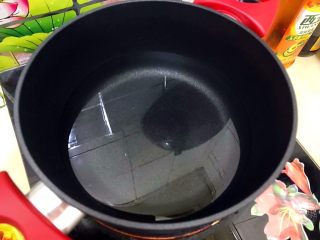 13、春之气息～五彩缤纷猫耳朵,取一口小锅，煮适量清水