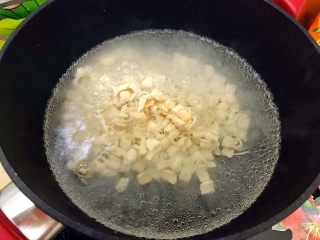 14、春之气息～五彩缤纷猫耳朵,水开后倒入猫耳朵，中火开煮