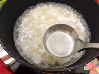 16、春之气息～五彩缤纷猫耳朵,用勺子撇去浮沫