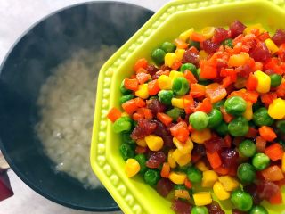 18、春之气息～五彩缤纷猫耳朵,加入之前炒好的料