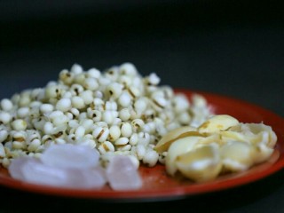 1、百合薏米糊,将薏米用水浸泡2小时，薏米跟百合一起煮熟。