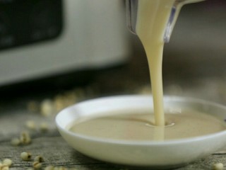 2、百合薏米糊,加入适量冰糖和300毫升的饮用水（温开水）。