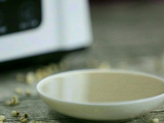 3、百合薏米糊,扣紧杯盖，启动电源开/关键，选择“米糊”键。