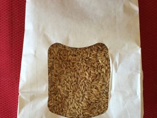 1、莜麦牛肉粒,如图莜麦粒提前煮熟,沥干水分备用。牛肉营养丰富,味道鲜美,牛肉含有丰富的蛋白质,氨基酸。其组成比猪肉更接近人体需要,能提高机体抗病能力,对生长发育及手术后、病后调养 的人在补充失血和修复组织等方面特别适宜。 中医食疗认为:寒冬食牛肉,有暖胃作用,为寒冬补益佳品。中医认为:牛肉有补中益气、滋养脾胃、强健筋骨、化痰息风、止渴止涎的功能。适用于中气下陷、气短体虚,筋骨酸软和贫血久病及面黄目眩之人食用。这道菜牛肉软嫩鲜美,莜麦粒Q弹劲道,彩椒清甜爽口,完美的组合,美味的味道,快来品尝吧