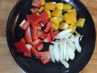 3、莜麦牛肉粒,如图彩椒切粒,洋葱切条
