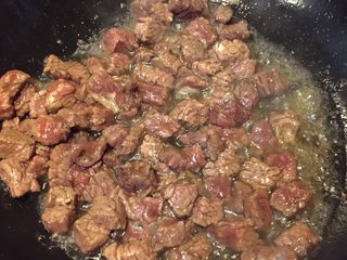 4、莜麦牛肉粒,如图锅中热油,油热(油温要高一点)放入牛肉粒快速翻炒至牛肉完全变色立马盛出备用。