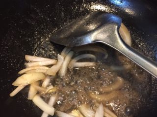 5、莜麦牛肉粒,留底油,加入洋葱爆出香味