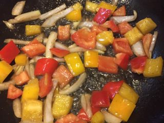 6、莜麦牛肉粒,如图加入彩椒翻炒