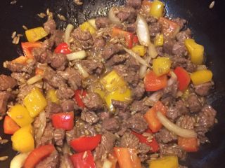 8、莜麦牛肉粒,如图加入牛肉,少量盐,适量糖快速翻炒均匀出锅