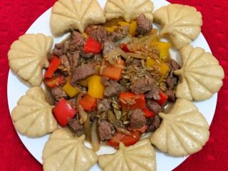 9、莜麦牛肉粒,如图美味的彩椒牛肉粒,让人根本停不下来。