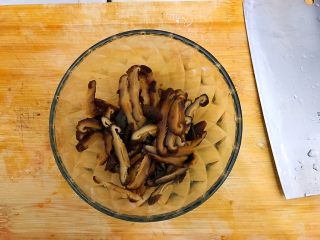 2、家常蚝油小炒三丝,切成细丝,备用!