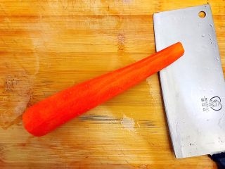 5、家常蚝油小炒三丝,胡萝卜去皮,洗干净!