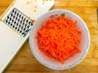 6、家常蚝油小炒三丝,我这里由于赶时间,偷懒了,用了擦丝器,如果你不赶时间的话,建议用刀切丝,因为刀切出来的比擦丝器擦出来的要好吃!不要问我为什么,不信你可以试试????