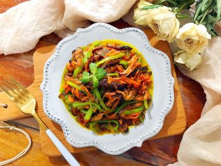 10、家常蚝油小炒三丝,好了,装盘,美美的摆拍一下吧!