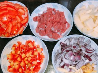 2、肉肉版罗宋汤,降所有材料切丁