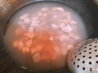 3、肉肉版罗宋汤,牛肉冷水开始焯至水滚，这样肉质细嫩容易烂。