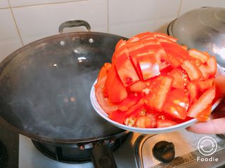 4、肉肉版罗宋汤,油锅烧热，倒入番茄炒至糊状。