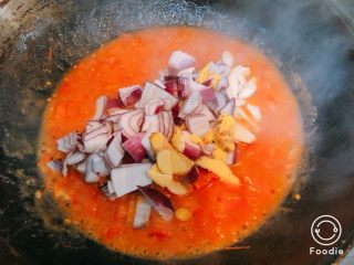 5、肉肉版罗宋汤,番茄糊状后倒入洋葱，姜，蒜头翻炒至洋葱变软糊。