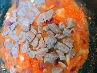 6、肉肉版罗宋汤,这时候倒入焯好的牛肉翻炒片刻，加入适量水。