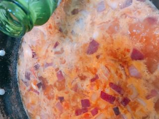 7、肉肉版罗宋汤,大火烧开，这时候加入适量白酒，盐，味精，十三香。