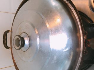 8、肉肉版罗宋汤,盖上锅盖小火焖15分钟。