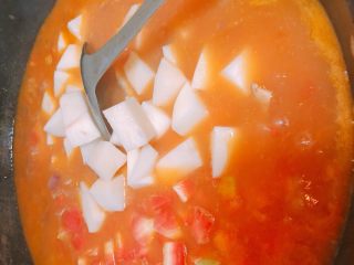 9、肉肉版罗宋汤,然后加入胡萝卜和土豆，继续小火焖30分钟，也可以上高压锅压10钟。