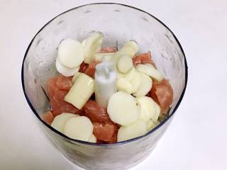 2、山药猪肉肠,加入煮熟的山药。搅打细腻。满周岁宝宝此时可加少许盐调味。